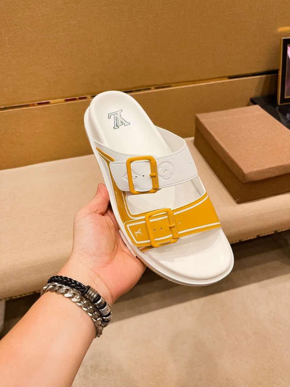 Men's shoes 💰 380 💰 New model on the market 🔥 [LV 🔥 Slippers] High-end 1:1 mold customization of first-layer cowhide, original upgraded version of the outsole, lighter and non-slip. The market's top quality, fashionable and trendy, versatile and popular, simple yet tasteful, a must-have for fashionistas, exuding a fashionable and casual atmosphere, fashion is at your feet, full of confidence, the same style at the counter 👍The season of spring and summer slippers is here, they are super beautiful to wear, 38-44, multiple colors available🔥